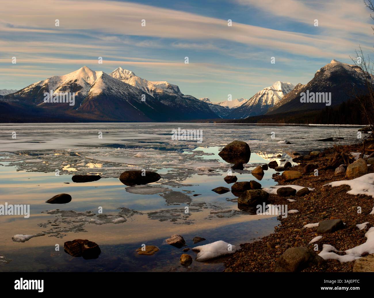 Scongelati in inverno sul lago McDonald nel Glacier National Park. Foto Stock
