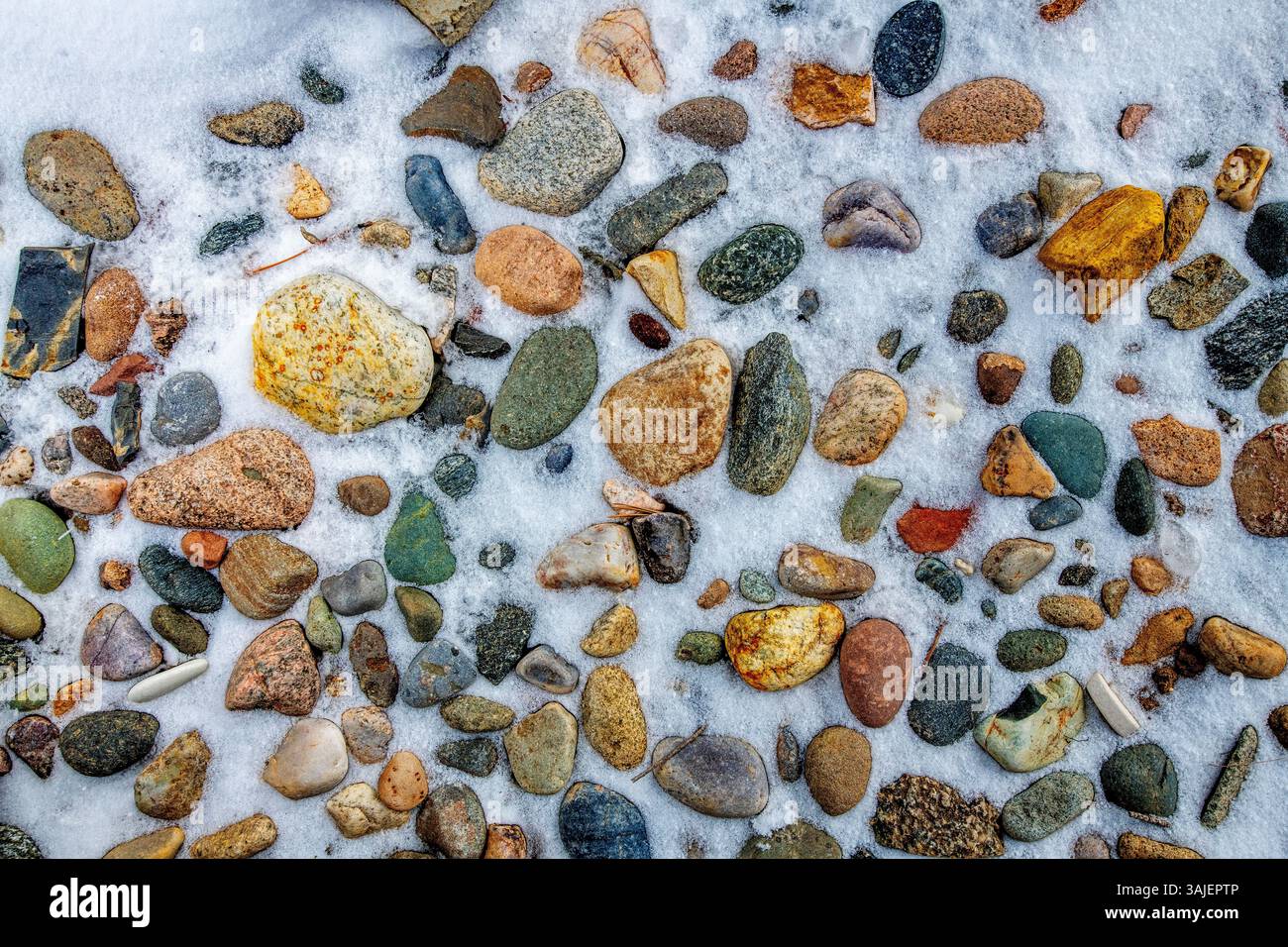 A Pagosa Springs, Colorado, le rocce lisce coperte di neve soffiate dal vento. Foto Stock