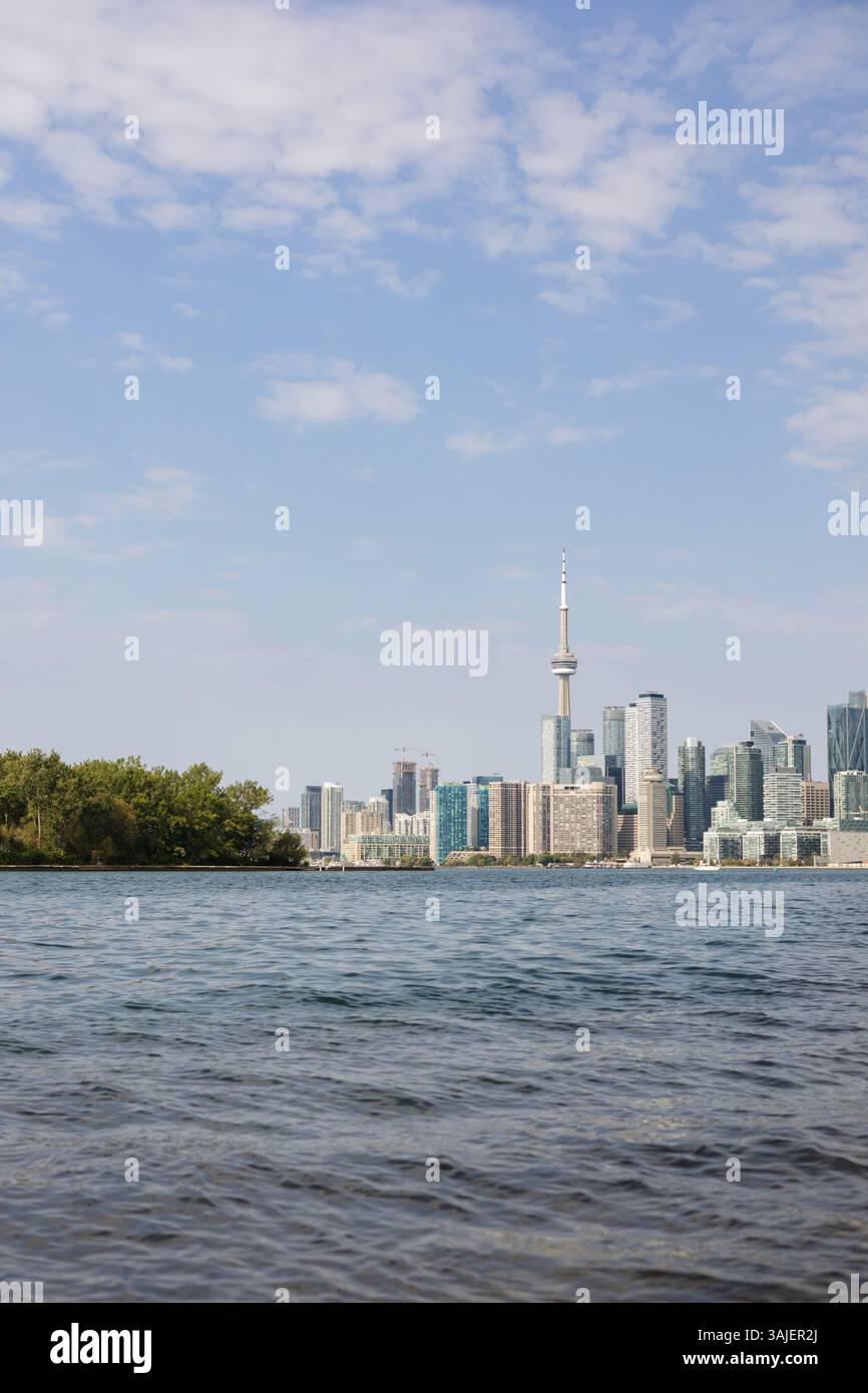 Vista sulla città del centro di Toronto e della torre CN dal lungomare Foto Stock