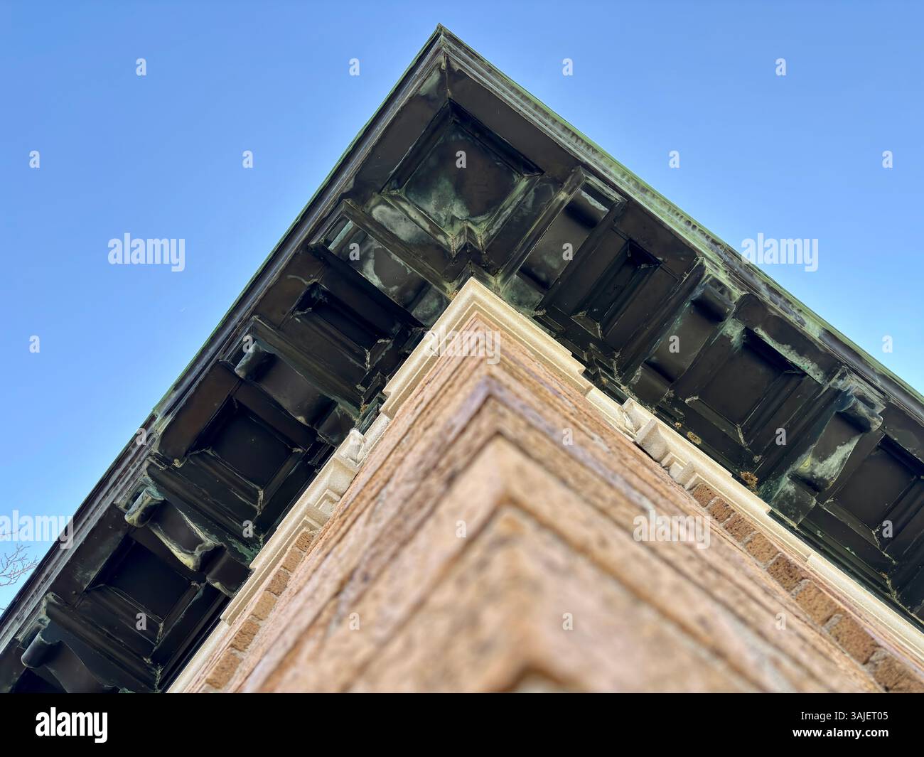 Angolo verso l'alto dell'angolo del tetto del padiglione con dettagli in rame ornato Foto Stock