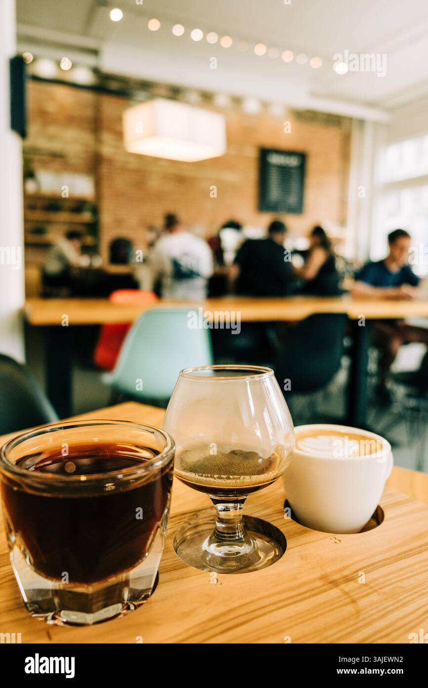 Bevande a base di caffè esposte in un vivace caffè durante il giorno Foto Stock