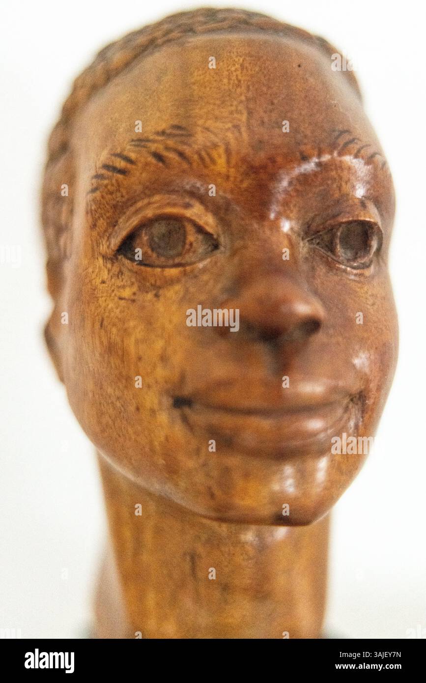 Testa africana in legno intagliato Foto Stock