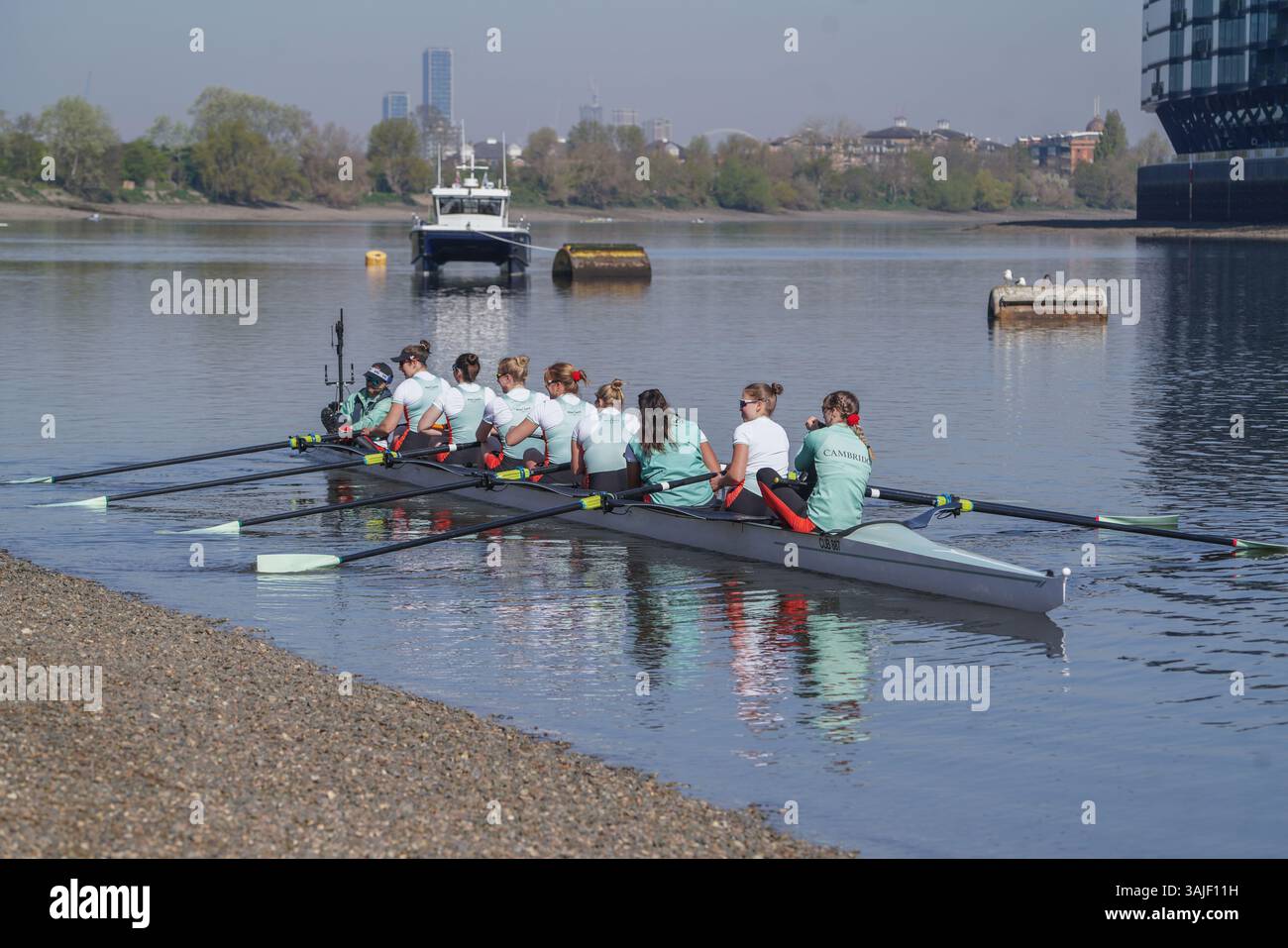 Londra Regno Unito 11 aprile 2025. I membri dell'equipaggio femminile dell'Università di Cambridge praticano sul Tamigi a Putney, in vista della gara annuale di barche che si terrà domenica 13 aprile tra le università di Oxford e Cambridge, dove si svolgeranno i club di barche a remi. La gara si svolge tra Putney e Mortlake su un percorso di 6,8 km. Accreditare Amer Ghazzal/Alamy Live News Foto Stock
