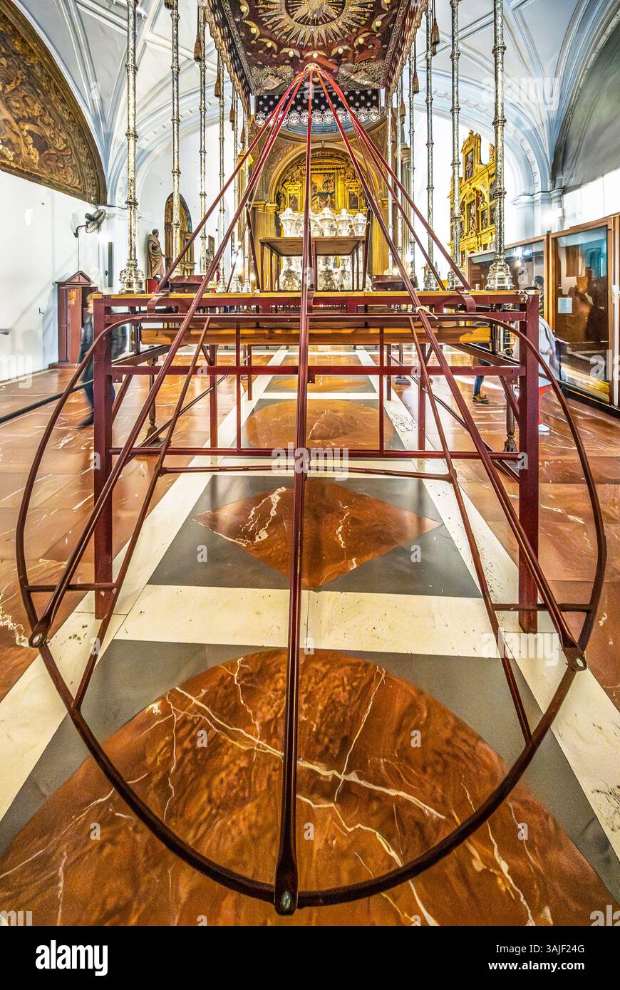 Preparazione del paso de palio per la Virgen del Valle all'interno della Chiesa dell'Annunciazione di Siviglia, che mostra l'intricata struttura metallica. Foto Stock