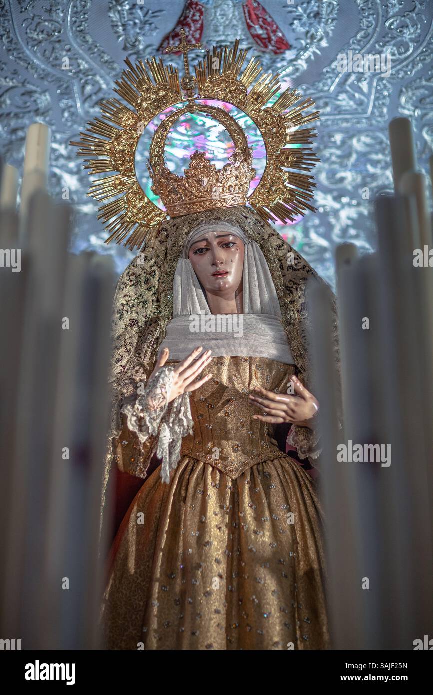 Virgen del Socorro, un'opera del 1618 di Juan de Mesa, è portata in un paso de palio durante le solenni processioni della settimana Santa di Siviglia. Foto Stock