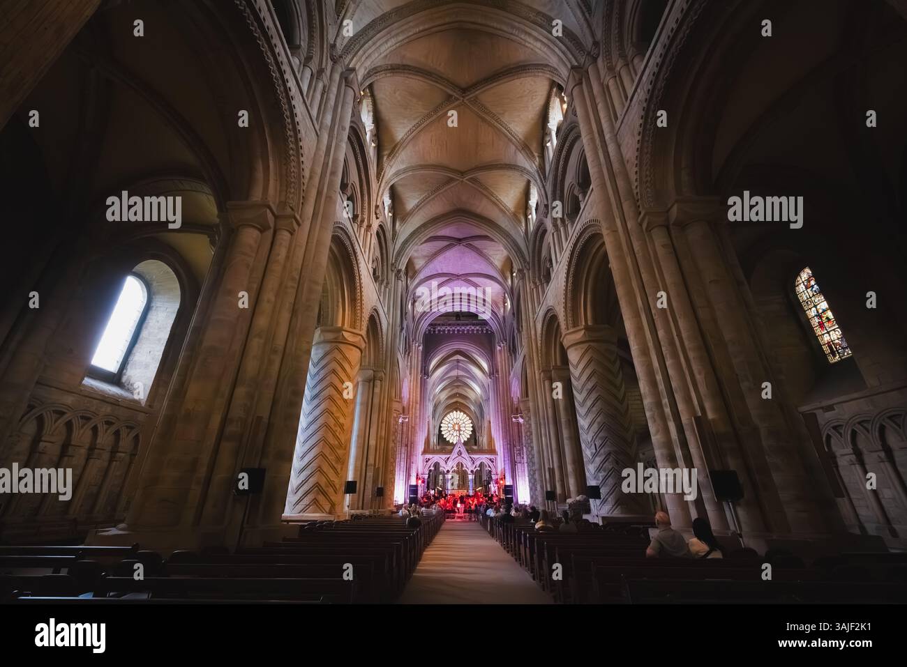 Durham, Regno Unito - 22 giugno 2024: L'interno decorato e a volta della Cattedrale di Durham mostra la sua storica architettura normanna e la grande navata, una famosa B Foto Stock