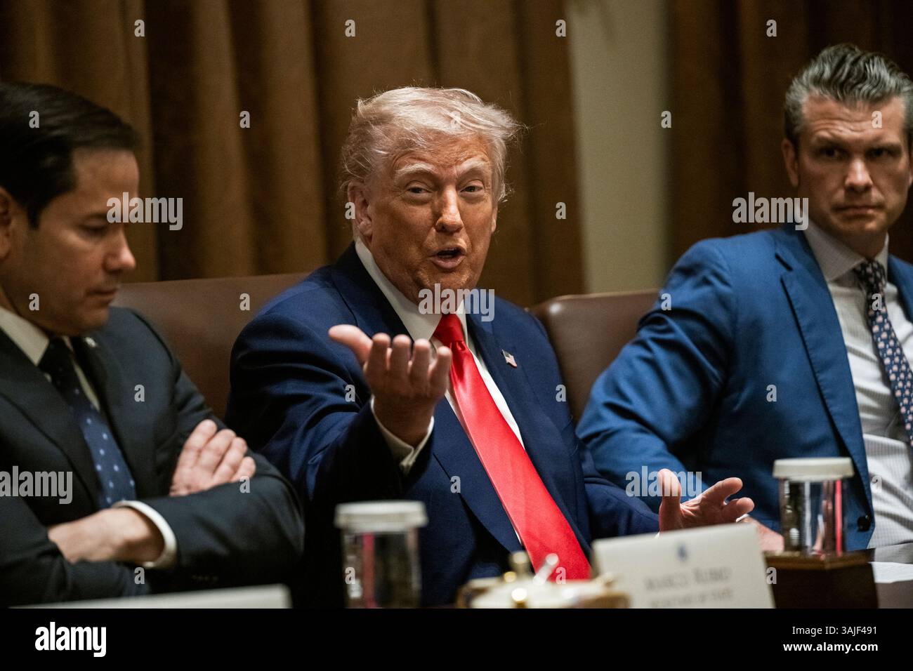 WASHINGTON DC, USA - 10 aprile 2025 - il presidente degli Stati Uniti Donald Trump tiene una riunione del Gabinetto, giovedì 10 aprile 2025, nella sala del Gabinetto del White Hou Foto Stock