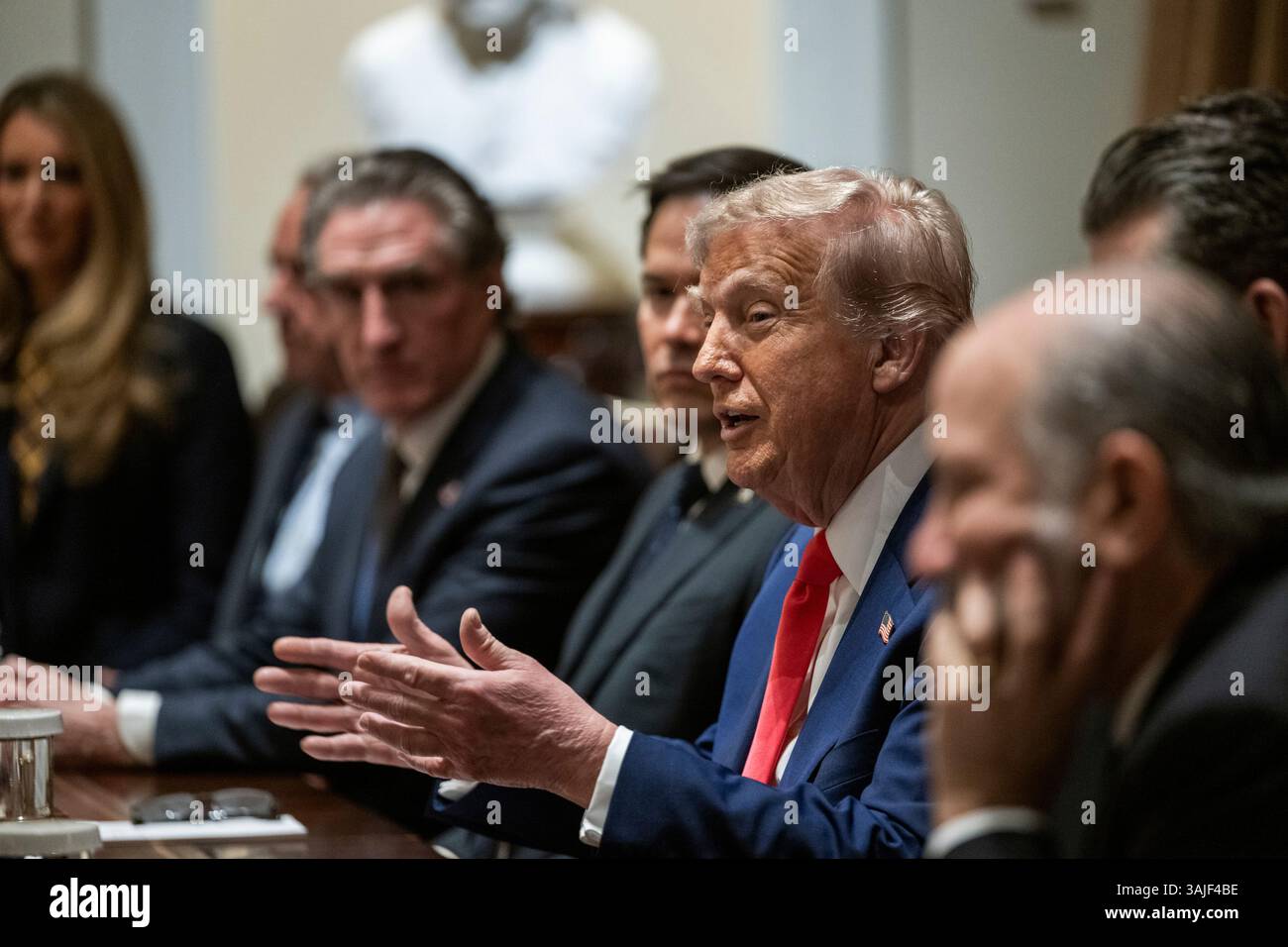 WASHINGTON DC, USA - 10 aprile 2025 - il presidente degli Stati Uniti Donald Trump tiene una riunione del Gabinetto, giovedì 10 aprile 2025, nella sala del Gabinetto del White Hou Foto Stock