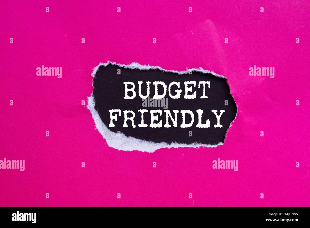 Messaggio economico scritto su carta rosa strappata su sfondo nero. Simbolo di budget concettuale. Copia spazio. Foto Stock