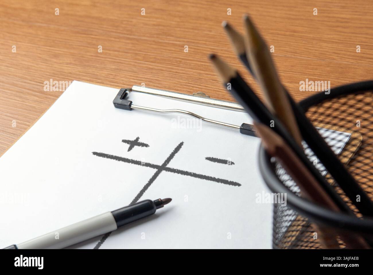 Immagine ravvicinata degli appunti di carta con l'elenco dei pro e dei contro su un tavolo di legno. Valutazione, concetto di confronto. Foto Stock Immagine ravvicinata degli appunti di carta con l'elenco dei pro e dei contro su un tavolo di legno. Valutazione, concetto di confronto. Foto Stock