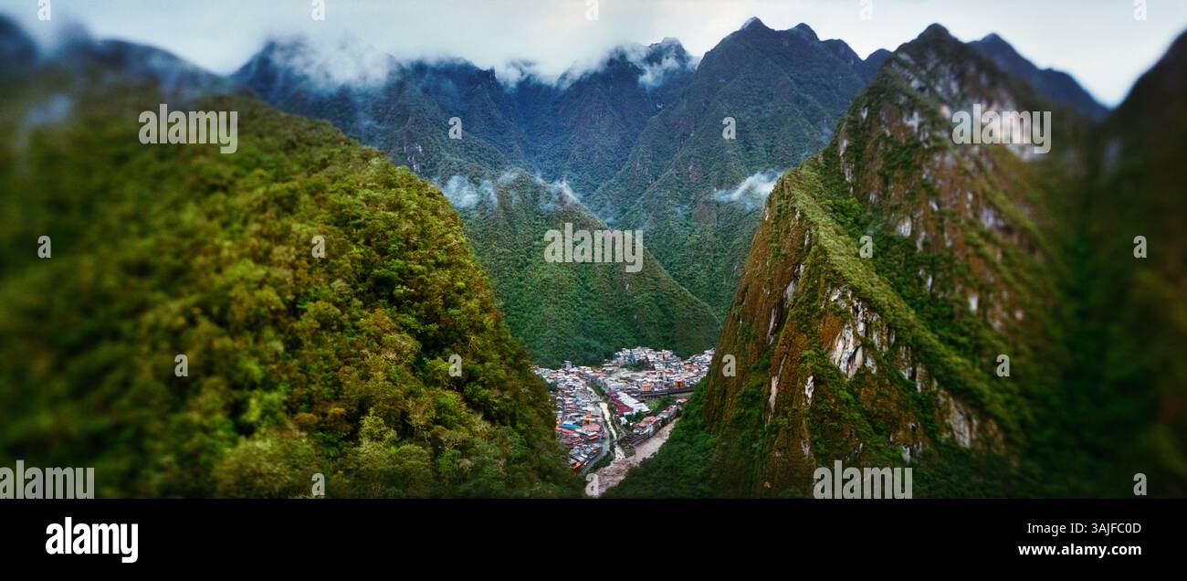 Vista panoramica ad angolo alto della città, Aguas Calientes, Ande, Provincia di Urubamba, regione di Cusco, Perù Foto Stock
