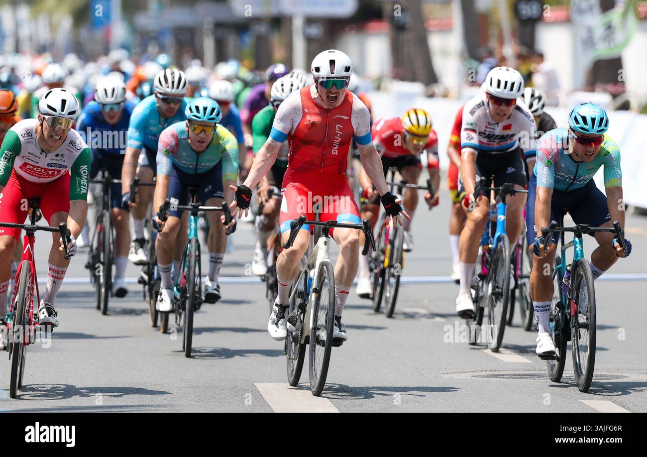Sanya, la provincia cinese di Hainan. 11 aprile 2025. Alexander Salby (C) di li Ning Star celebra la vittoria della fase 5 del 16° Tour of Hainan, gara ciclistica da Dongfang a Sanya, nella provincia di Hainan nella Cina meridionale, 11 aprile 2025. Crediti: Yang Guanyu/Xinhua/Alamy Live News Foto Stock