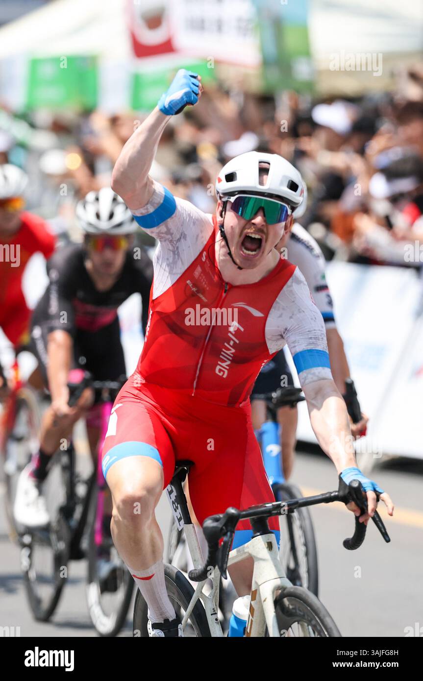 Sanya, la provincia cinese di Hainan. 11 aprile 2025. Alexander Salby di li Ning Star celebra la vittoria della quinta tappa del 16° Tour of Hainan, gara ciclistica da Dongfang a Sanya, nella provincia di Hainan, nella Cina meridionale, 11 aprile 2025. Crediti: Yang Guanyu/Xinhua/Alamy Live News Foto Stock