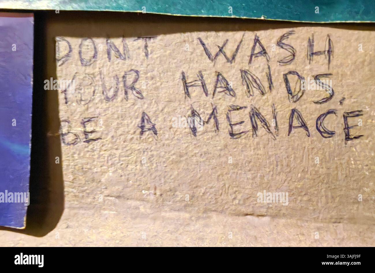 Sii una minaccia: Messaggio scritto a mano sul muro di cartone Foto Stock