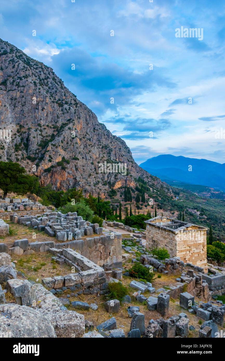 Vista serale panoramica del sito archeologico di Delfi nella Grecia centrale con il tempio di Apollo e il tesoro ateniese Foto Stock