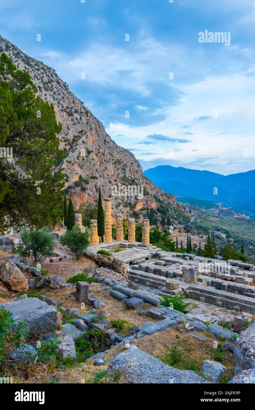 Vista serale panoramica del sito archeologico di Delfi nella Grecia centrale con le rovine del Santuario di Apollo Foto Stock