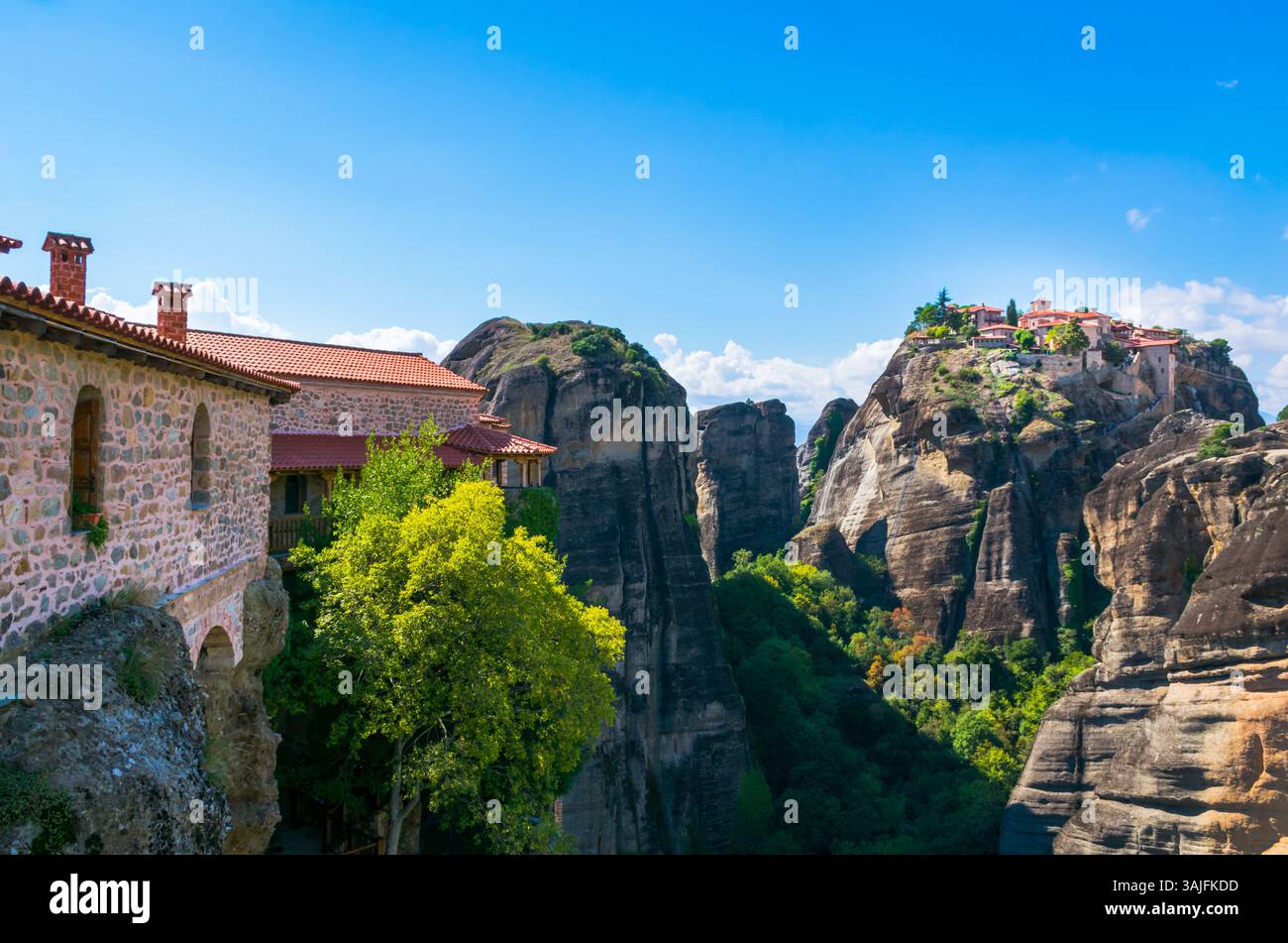 Vista panoramica dal Sacro Monastero di Varlaam al Sacro Monastero del grande Meteoron seduto sulla cima di un pilastro di arenaria a Meteora, Tessaglia, Grecia Foto Stock
