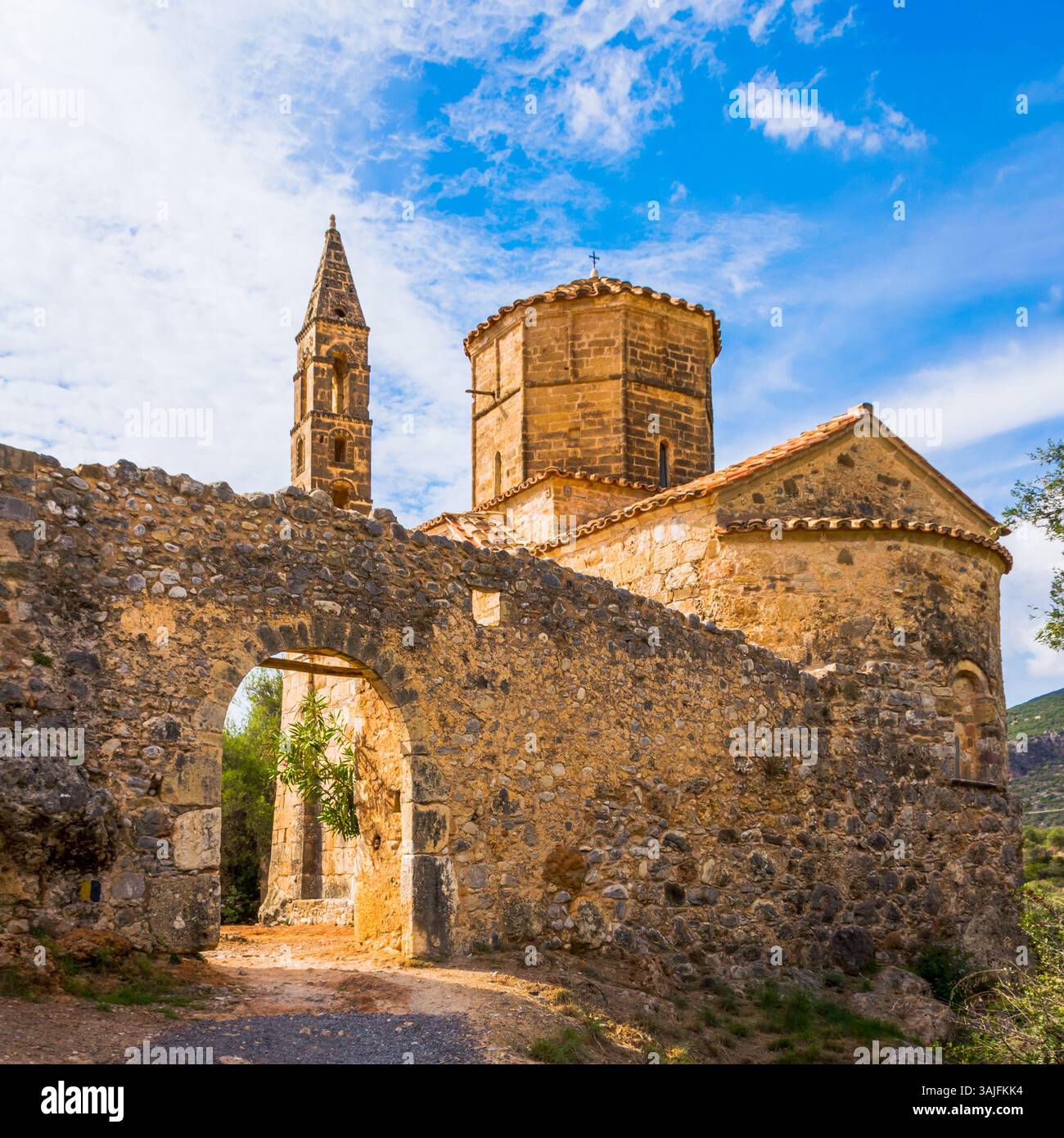 Ingresso ad arco fortificato alla chiesa di San Spyridon nell'alta città vecchia di Kardamyli con spettacolare campanile scolpito, regione mani e Peloponneso Foto Stock
