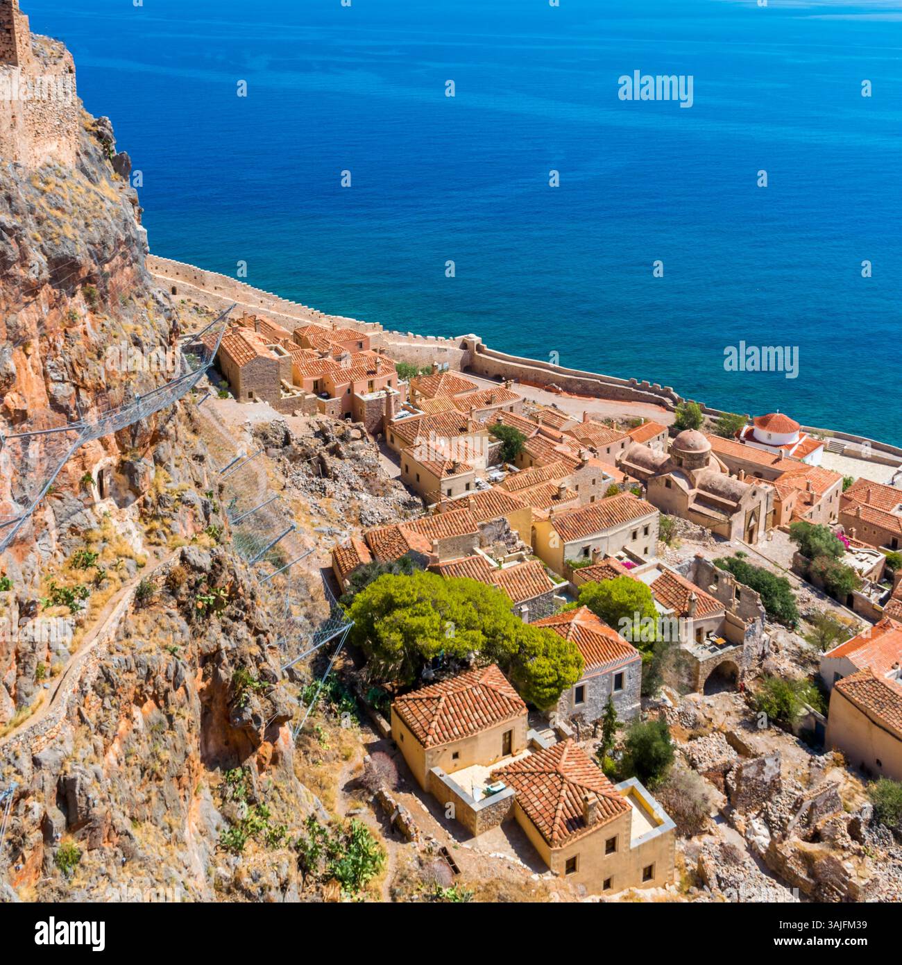 Vista panoramica della città castello di Monemvasia nel Peloponneso sud-orientale, in Grecia, dal complesso cittadino superiore Foto Stock