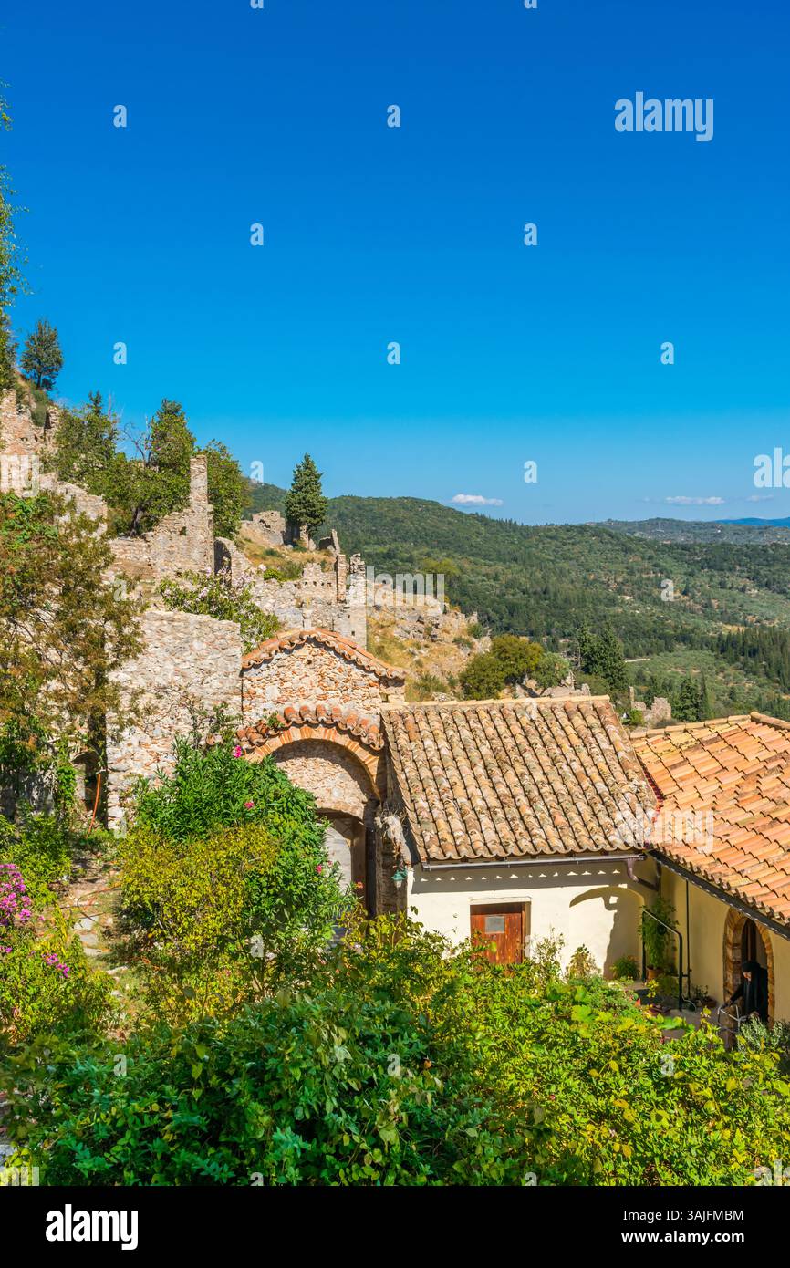Mystras, Grecia - 25 settembre 2024: Vista panoramica del monastero di Pantanassa e della valle di Sparta presso il sito archeologico di Mystras, Laconia, Grecia Foto Stock