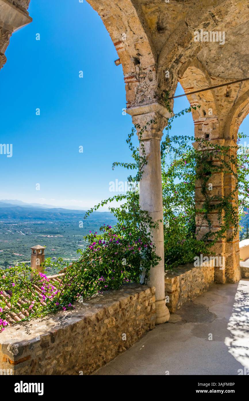 Vista panoramica della valle di Sparta attraverso gli archi del monastero di Pantanassa a Mystras, Laconia, Grecia Foto Stock