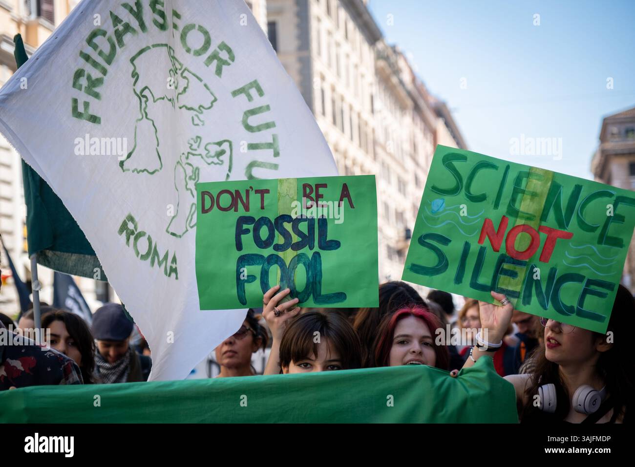 Roma, RM, Italia. 11 aprile 2025. Centinaia di studenti in sciopero scolastico si riuniscono a Roma per partecipare alla marcia climatica organizzata dal gruppo "Fridays for Future Rome" (Credit Image: © Marco di Gianvito/ZUMA Press Wire) SOLO USO EDITORIALE! Non per USO commerciale! Foto Stock