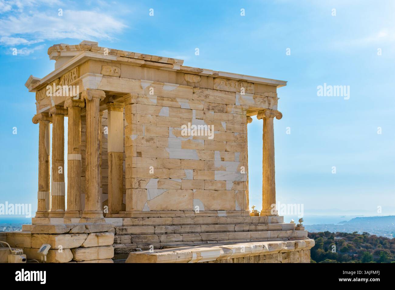 Vista panoramica del Tempio di Atena Nike sull'Acropoli di Atene con la città sottostante, la Grecia Foto Stock