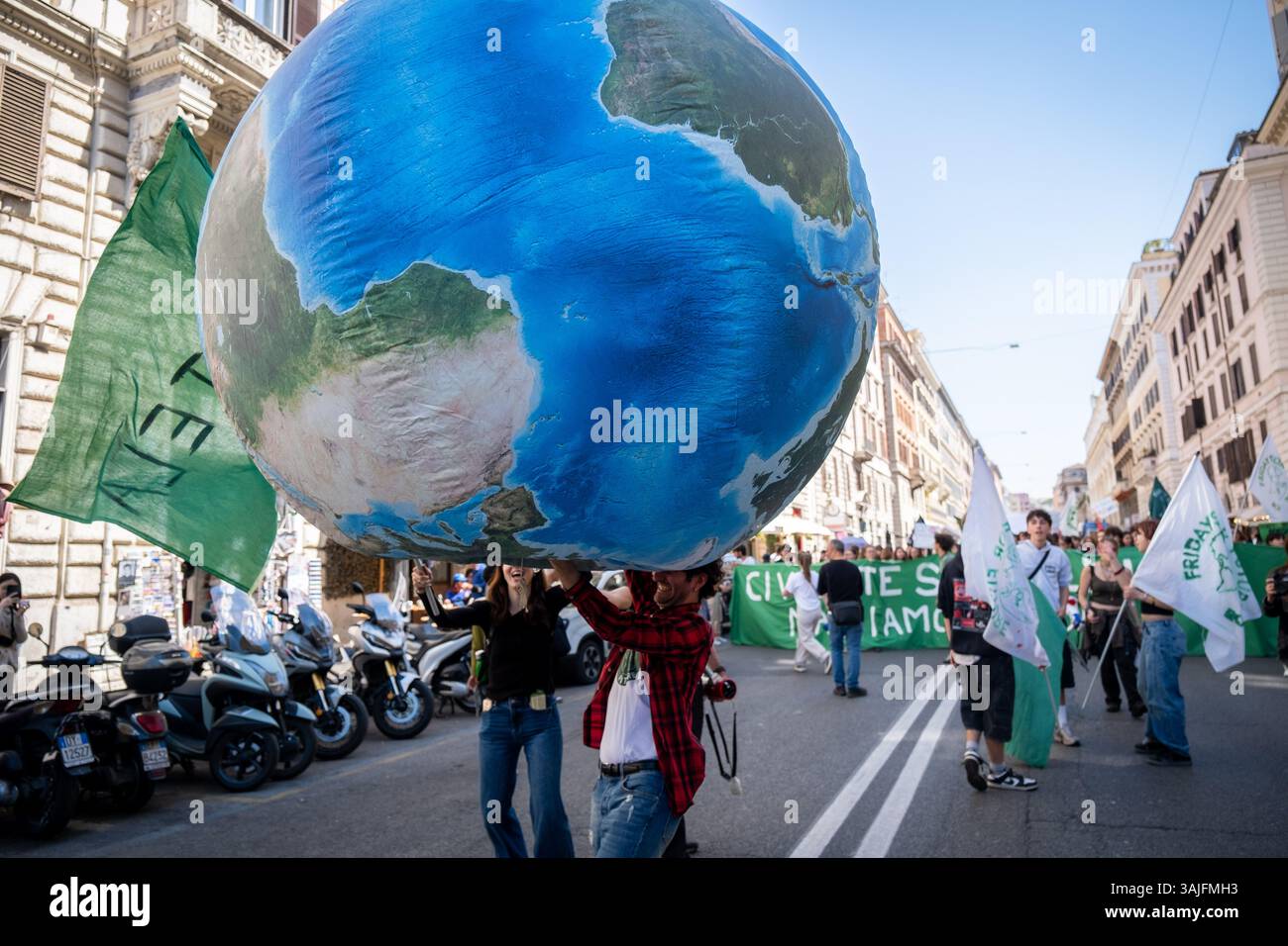 Roma, RM, Italia. 11 aprile 2025. Centinaia di studenti in sciopero scolastico si riuniscono a Roma per partecipare alla marcia climatica organizzata dal gruppo "Fridays for Future Rome" (Credit Image: © Marco di Gianvito/ZUMA Press Wire) SOLO USO EDITORIALE! Non per USO commerciale! Foto Stock