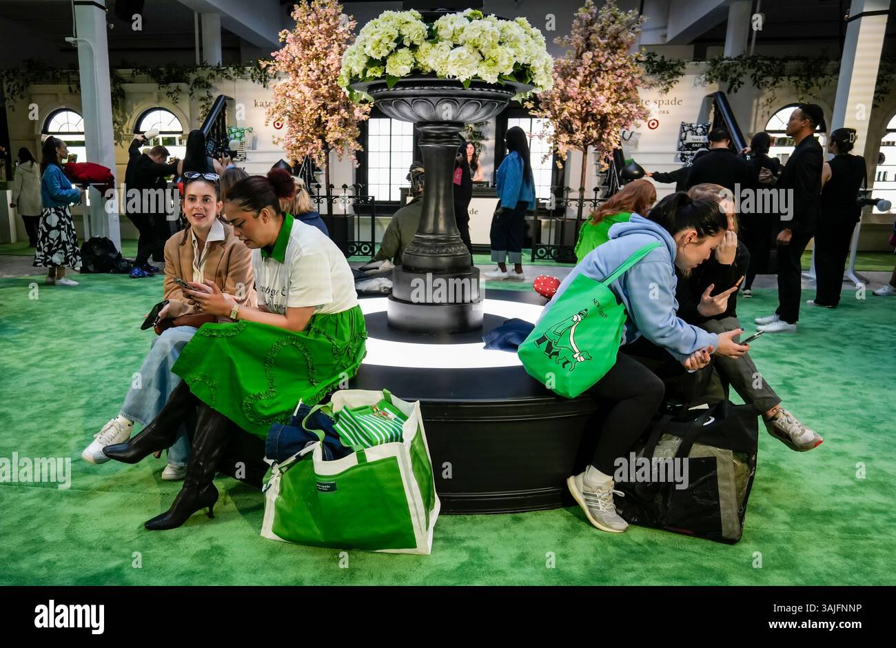 Venerdì 5 aprile 2025, i clienti organizzano il pop-up della collezione Kate Spade for Target nell'elegante Meatpacking District di New York. L'evento di anteprima ha consentito ai clienti di acquistare articoli della collezione che saranno disponibili nei negozi Target il 12 aprile. (© Richard B. Levine) Foto Stock