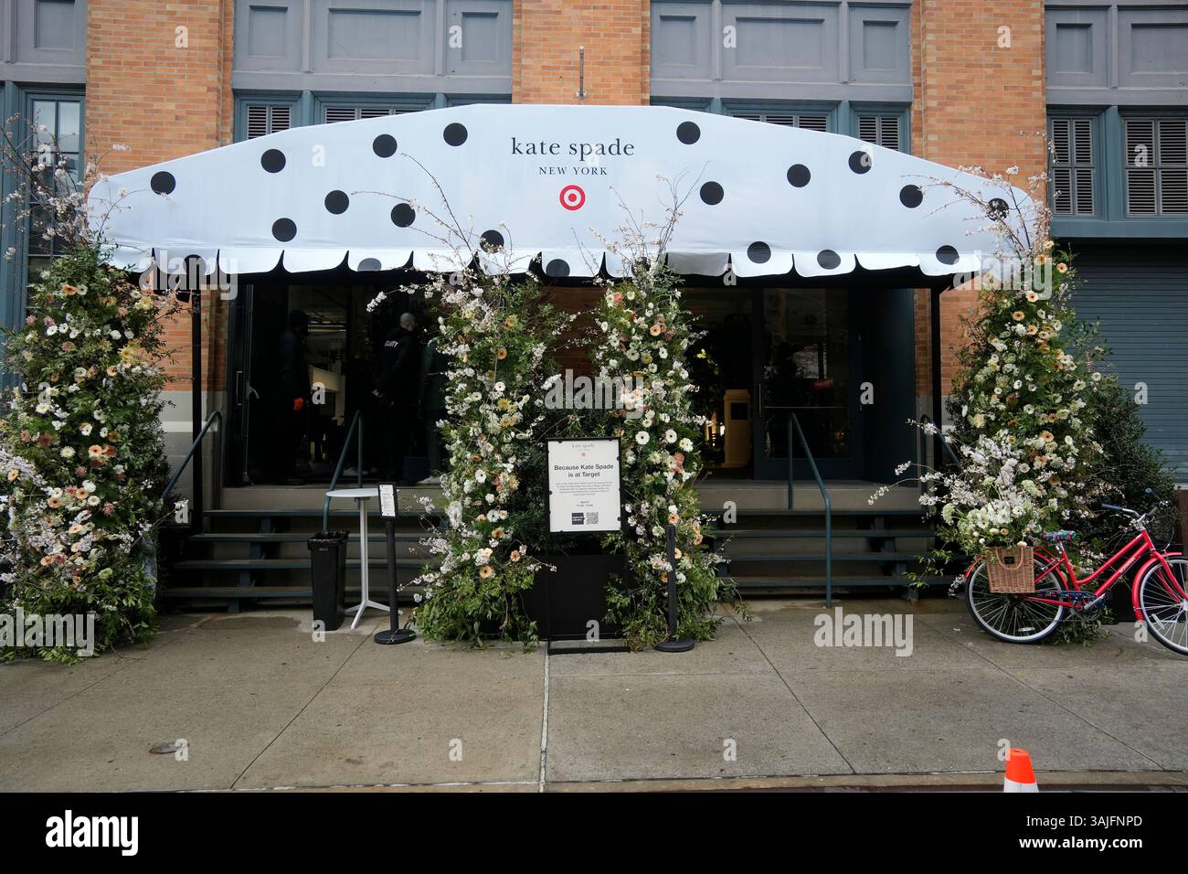 Venerdì 5 aprile 2025, i clienti organizzano il pop-up della collezione Kate Spade for Target nell'elegante Meatpacking District di New York. L'evento di anteprima ha consentito ai clienti di acquistare articoli della collezione che saranno disponibili nei negozi Target il 12 aprile. (© Richard B. Levine) Foto Stock