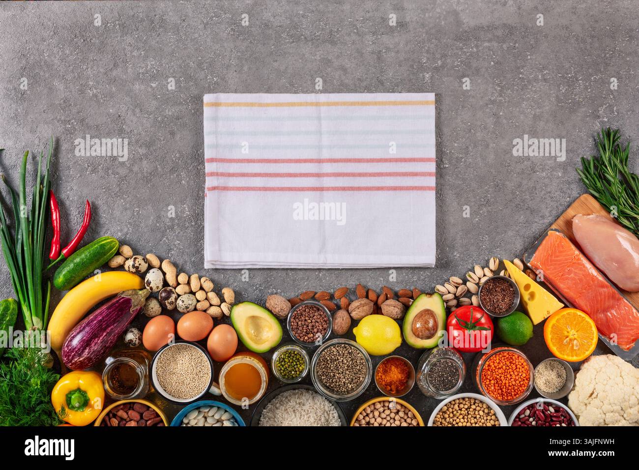 Un set di prodotti per la normale nutrizione di un adulto. Prodotti ad alto contenuto di vitamine e sostanze nutritive. Foto Stock