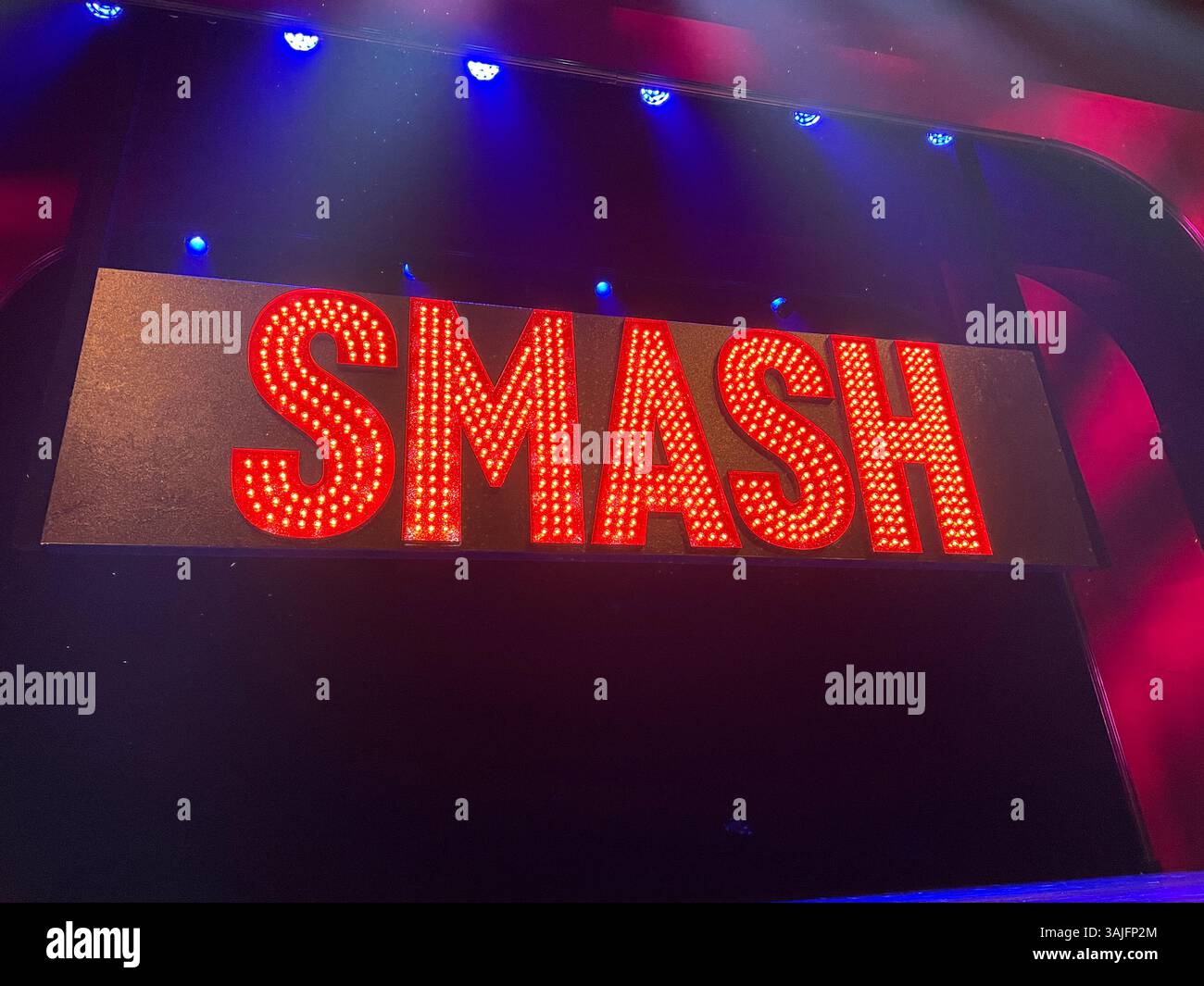 Smash è una commedia musicale che si esibisce al teatro imperiale di W. 45th St., 2025, New York City, USA - Immagine stock catturata con smartphone