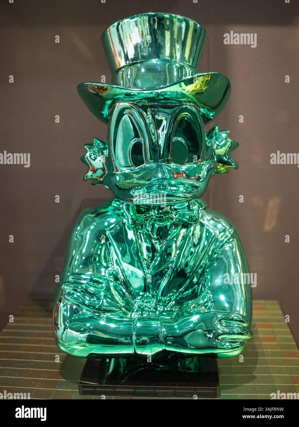 Statua dell'anatra verde brillante con dettagli sul braccio. Foto Stock