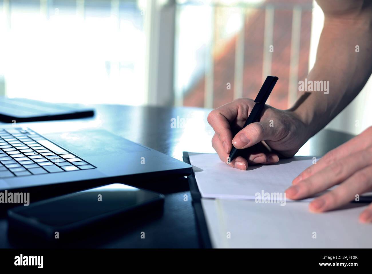 impiegato che lavora su un notebook, prende appunti su carta, appunti, sviluppo tecnologico, elaborazione dei dati Foto Stock