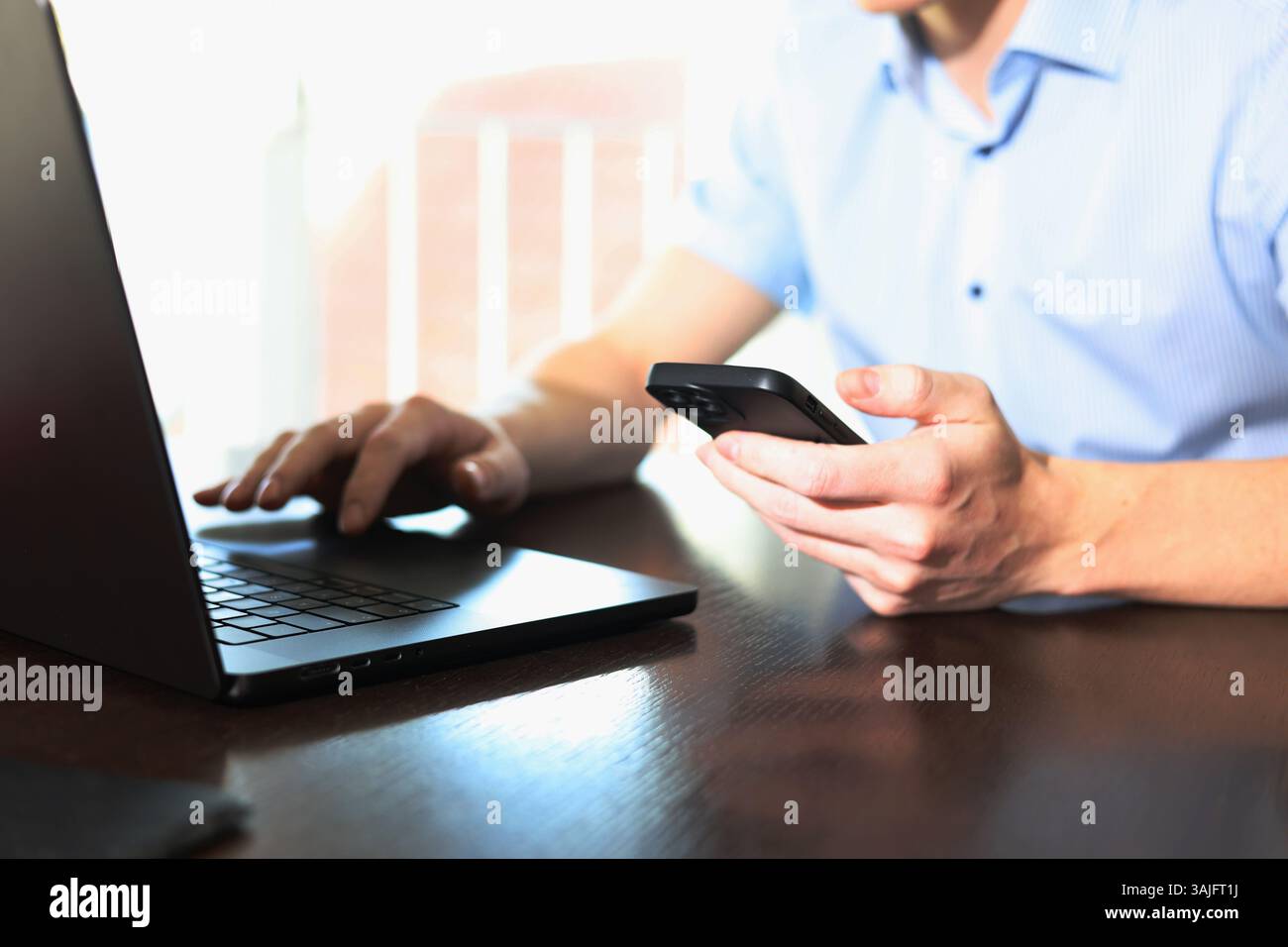 riunione online, uomo seduto davanti al portatile e a parlare con i membri del team Foto Stock