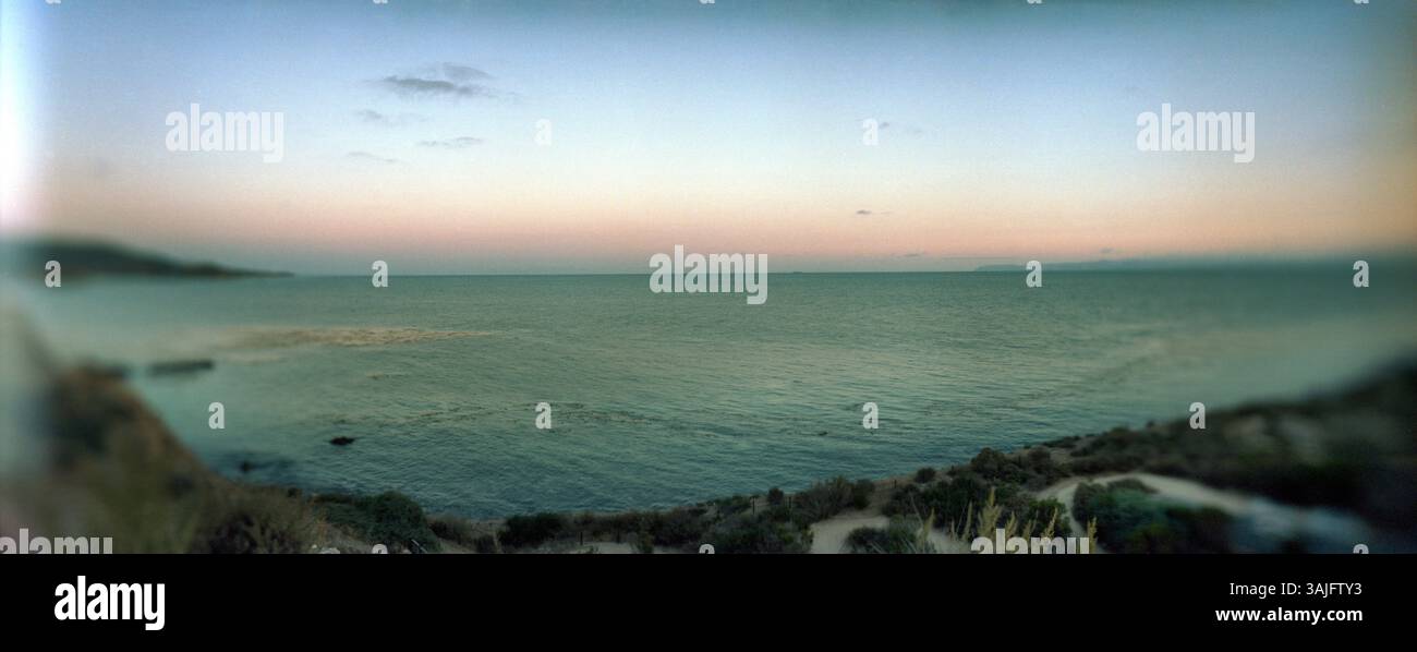 Vista panoramica della costa rocciosa e dell'Oceano Pacifico al tramonto, Long Beach, Los Angeles County, California, USA Foto Stock