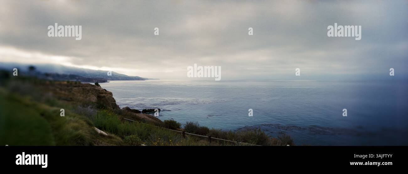 Vista panoramica della costa rocciosa al tramonto, Long Beach, Los Angeles County, California, Stati Uniti Foto Stock