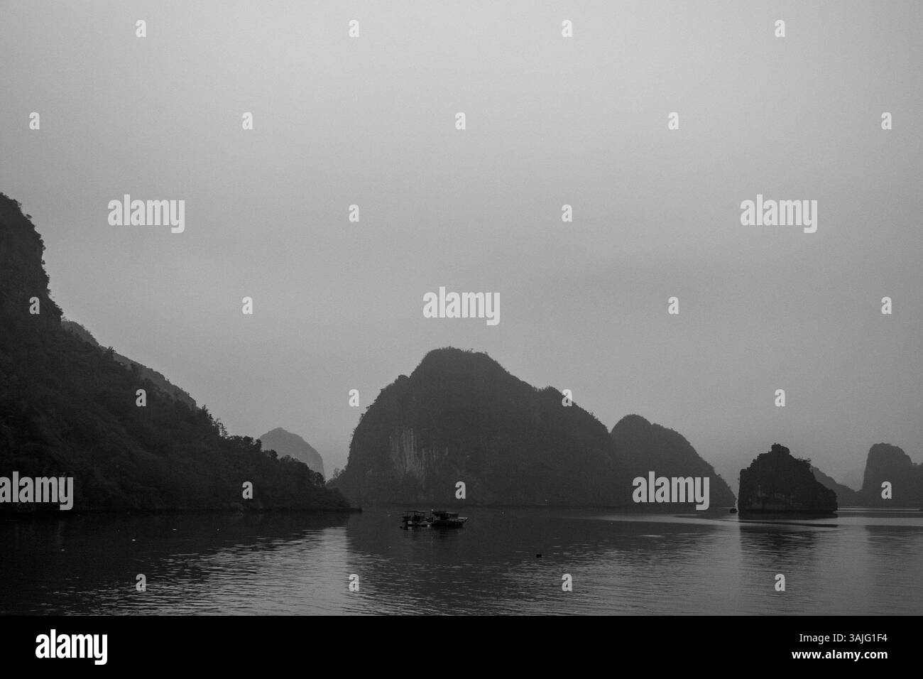 Formazioni rocciose in acqua a LAN ha Bay, Vietnam Foto Stock