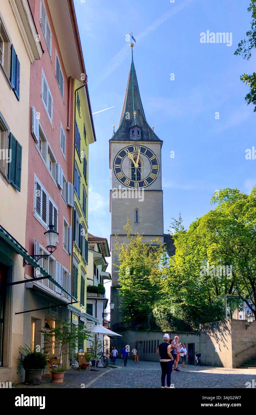 Chiesa di San Pietro e torre dell'orologio a Zurigo, Svizzera Foto Stock