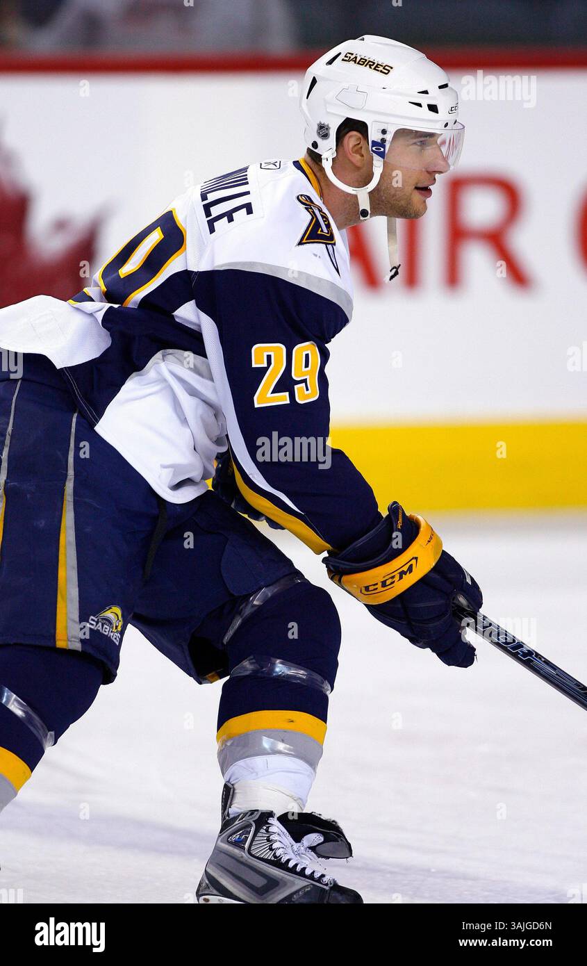 31 gennaio 2009 - Calgary, Alberta, Canada - foto del profilo del giocatore NHL su Jason Pominville dei Buffalo Sabres durante una recente partita di hockey a Calgary. (Immagine di credito: © Larry MacDougal via ZUMA Wire) Foto Stock