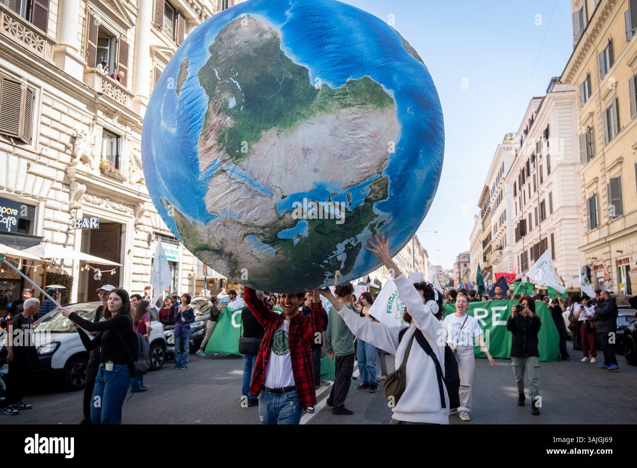Roma, Italia. 11 aprile 2025. Centinaia di studenti in sciopero scolastico si riuniscono a Roma per partecipare alla marcia climatica organizzata dal gruppo "Fridays for Future Rome" (Credit Image: © Marco di Gianvito/ZUMA Press Wire) SOLO USO EDITORIALE! Non per USO commerciale! Foto Stock