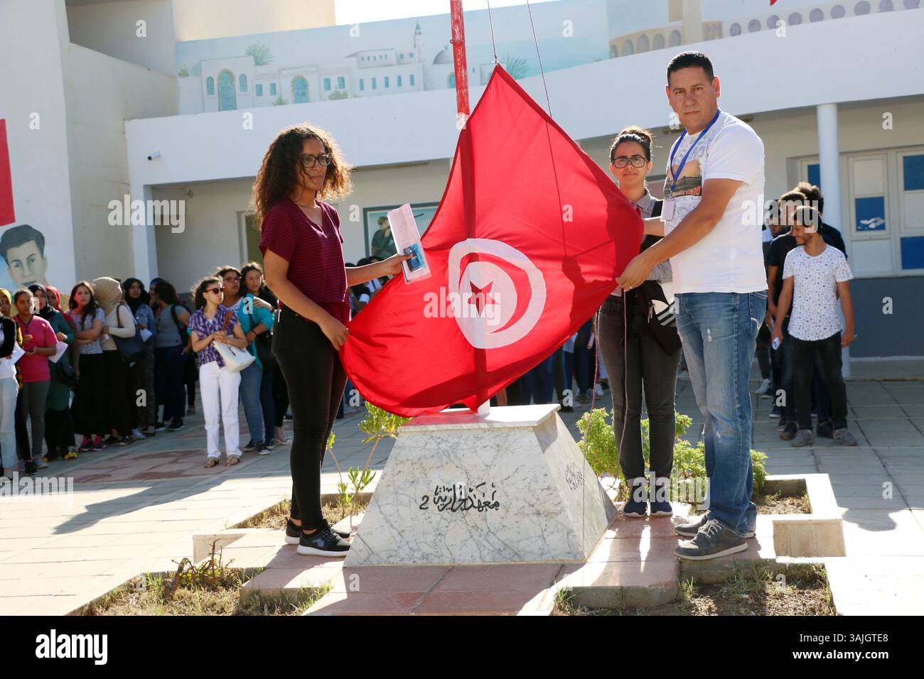 7 giugno 2017 - Tunisi, Tunisia - i 2017 esami di maturità inizieranno mercoledì 7 giugno 2017 e i preparativi finali a livello del Ministero dell'istruzione sono in corso. Il Direttore generale degli esami del Ministero dell'istruzione ha annunciato che 130.280 studenti sono candidati all'esame di maturità quest'anno, un numero inferiore di 5 mila candidati rispetto all'anno scorso..all'inizio degli esami di maturità, presso il Liceo superiore superiore, Herayrya, capo del governo, Youssef Chahed, accompagnato dal ministro della pubblica istruzione ad interim, Slim Khalbous lo ha detto Foto Stock