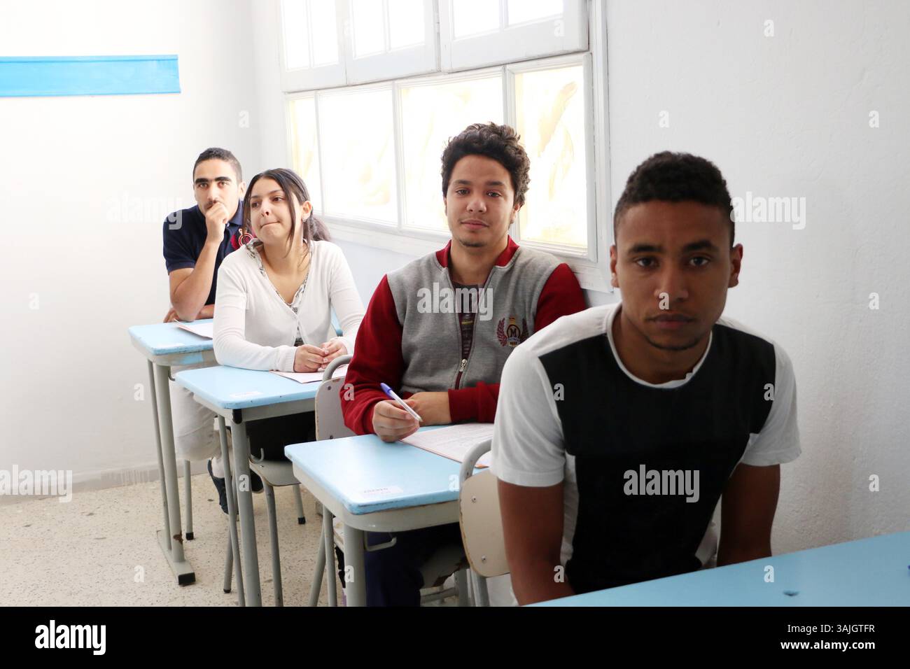 7 giugno 2017 - Tunisi, Tunisia - i 2017 esami di maturità inizieranno mercoledì 7 giugno 2017 e i preparativi finali a livello del Ministero dell'istruzione sono in corso. Il Direttore generale degli esami del Ministero dell'istruzione ha annunciato che 130.280 studenti sono candidati all'esame di maturità quest'anno, un numero inferiore di 5 mila candidati rispetto all'anno scorso..all'inizio degli esami di maturità, presso il Liceo superiore superiore, Herayrya, capo del governo, Youssef Chahed, accompagnato dal ministro della pubblica istruzione ad interim, Slim Khalbous lo ha detto Foto Stock