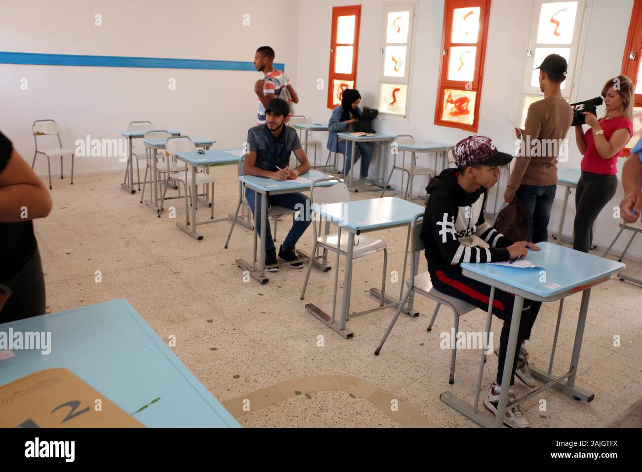 7 giugno 2017 - Tunisi, Tunisia - i 2017 esami di maturità inizieranno mercoledì 7 giugno 2017 e i preparativi finali a livello del Ministero dell'istruzione sono in corso. Il Direttore generale degli esami del Ministero dell'istruzione ha annunciato che 130.280 studenti sono candidati all'esame di maturità quest'anno, un numero inferiore di 5 mila candidati rispetto all'anno scorso..all'inizio degli esami di maturità, presso il Liceo superiore superiore, Herayrya, capo del governo, Youssef Chahed, accompagnato dal ministro della pubblica istruzione ad interim, Slim Khalbous lo ha detto Foto Stock