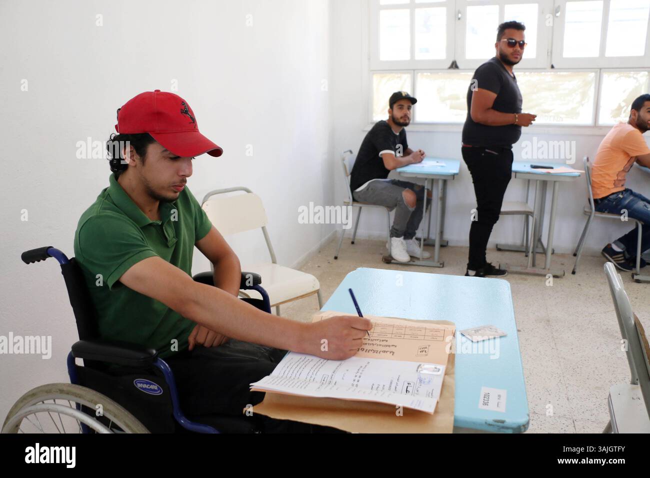 7 giugno 2017 - Tunisi, Tunisia - i 2017 esami di maturità inizieranno mercoledì 7 giugno 2017 e i preparativi finali a livello del Ministero dell'istruzione sono in corso. Il Direttore generale degli esami del Ministero dell'istruzione ha annunciato che 130.280 studenti sono candidati all'esame di maturità quest'anno, un numero inferiore di 5 mila candidati rispetto all'anno scorso..all'inizio degli esami di maturità, presso il Liceo superiore superiore, Herayrya, capo del governo, Youssef Chahed, accompagnato dal ministro della pubblica istruzione ad interim, Slim Khalbous lo ha detto Foto Stock