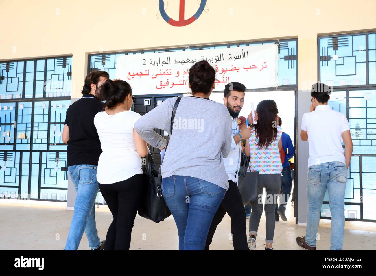 7 giugno 2017 - Tunisi, Tunisia - i 2017 esami di maturità inizieranno mercoledì 7 giugno 2017 e i preparativi finali a livello del Ministero dell'istruzione sono in corso. Il Direttore generale degli esami del Ministero dell'istruzione ha annunciato che 130.280 studenti sono candidati all'esame di maturità quest'anno, un numero inferiore di 5 mila candidati rispetto all'anno scorso..all'inizio degli esami di maturità, presso il Liceo superiore superiore, Herayrya, capo del governo, Youssef Chahed, accompagnato dal ministro della pubblica istruzione ad interim, Slim Khalbous lo ha detto Foto Stock