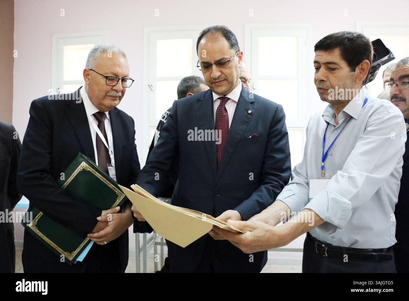 7 giugno 2017 - Tunisi, Tunisia - i 2017 esami di maturità inizieranno mercoledì 7 giugno 2017 e i preparativi finali a livello del Ministero dell'istruzione sono in corso. Il Direttore generale degli esami del Ministero dell'istruzione ha annunciato che 130.280 studenti sono candidati all'esame di maturità quest'anno, un numero inferiore di 5 mila candidati rispetto all'anno scorso..all'inizio degli esami di maturità, presso il Liceo superiore superiore, Herayrya, capo del governo, Youssef Chahed, accompagnato dal ministro della pubblica istruzione ad interim, Slim Khalbous(C) ha detto Th Foto Stock