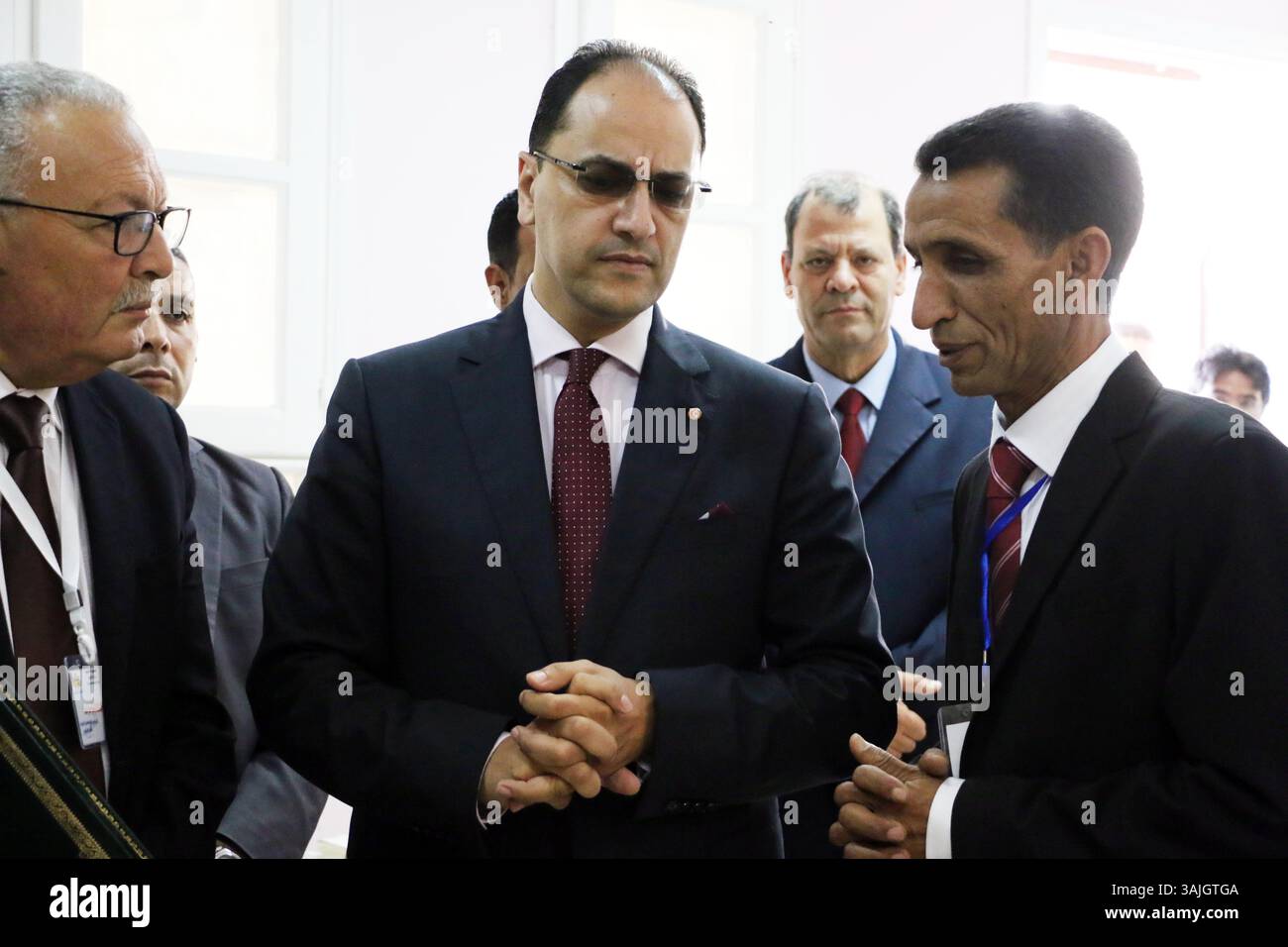 7 giugno 2017 - Tunisi, Tunisia - i 2017 esami di maturità inizieranno mercoledì 7 giugno 2017 e i preparativi finali a livello del Ministero dell'istruzione sono in corso. Il Direttore generale degli esami del Ministero dell'istruzione ha annunciato che 130.280 studenti sono candidati all'esame di maturità quest'anno, un numero inferiore di 5 mila candidati rispetto all'anno scorso..all'inizio degli esami di maturità, presso il Liceo superiore superiore, Herayrya, capo del governo, Youssef Chahed, accompagnato dal ministro della pubblica istruzione ad interim, Slim Khalbous(C) ha detto Th Foto Stock