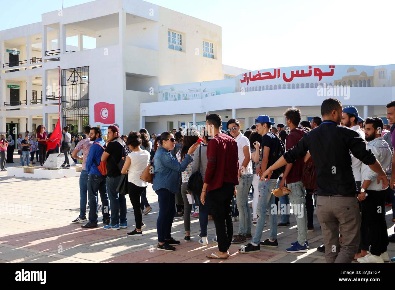 7 giugno 2017 - Tunisi, Tunisia - i 2017 esami di maturità inizieranno mercoledì 7 giugno 2017 e i preparativi finali a livello del Ministero dell'istruzione sono in corso. Il Direttore generale degli esami del Ministero dell'istruzione ha annunciato che 130.280 studenti sono candidati all'esame di maturità quest'anno, un numero inferiore di 5 mila candidati rispetto all'anno scorso..all'inizio degli esami di maturità, presso il Liceo superiore superiore, Herayrya, capo del governo, Youssef Chahed, accompagnato dal ministro della pubblica istruzione ad interim, Slim Khalbous lo ha detto Foto Stock