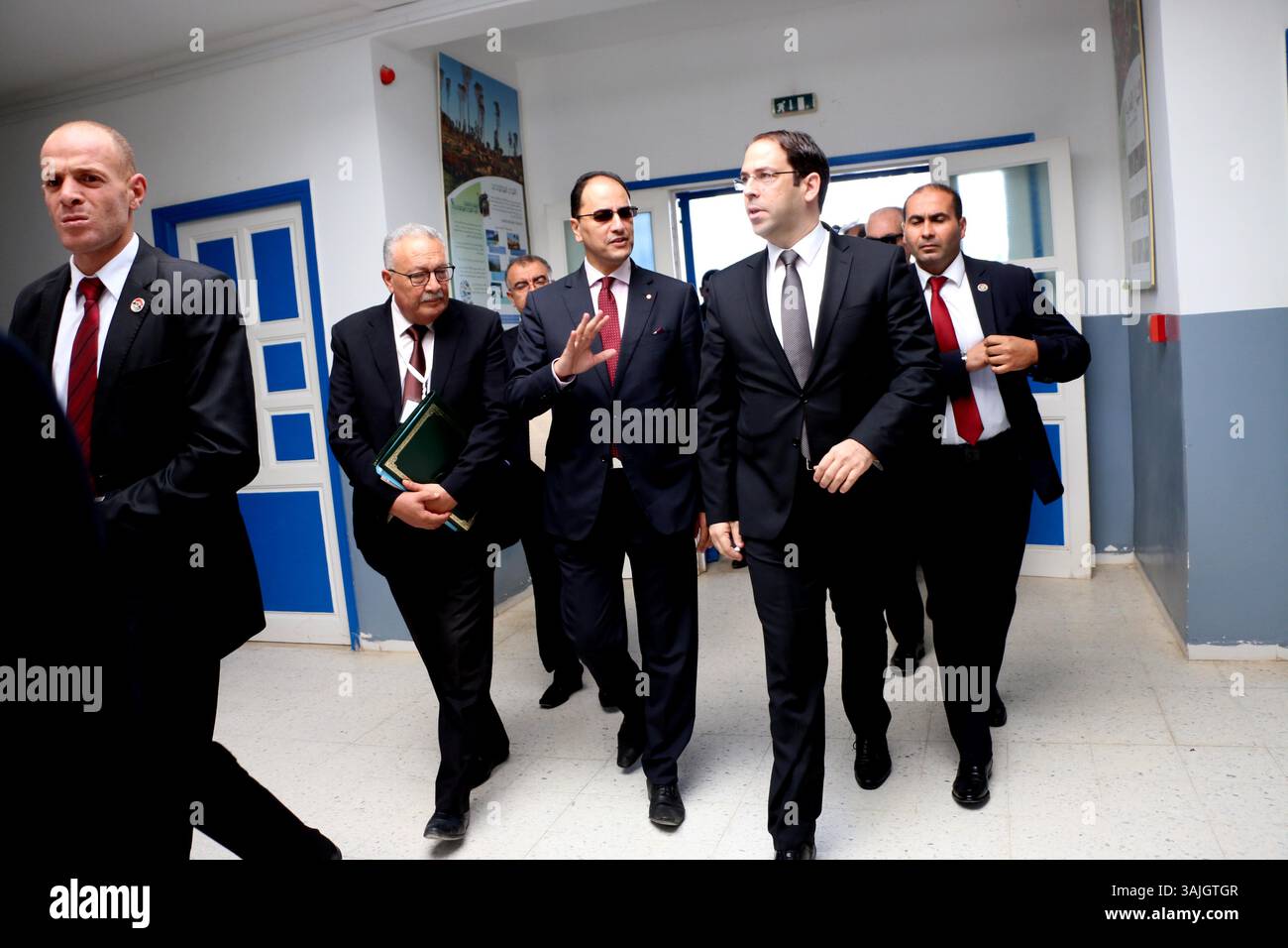 7 giugno 2017 - Tunisi, Tunisia - i 2017 esami di maturità inizieranno mercoledì 7 giugno 2017 e i preparativi finali a livello del Ministero dell'istruzione sono in corso. Il Direttore generale degli esami del Ministero dell'istruzione ha annunciato che 130.280 studenti sono candidati all'esame di maturità quest'anno, un numero inferiore di 5 mila candidati rispetto all'anno scorso..all'inizio degli esami di maturità, presso il Liceo superiore superiore, Herayrya, capo del governo, Youssef Chahed(R), accompagnato dal ministro della pubblica istruzione ad interim, Slim Khalbous(R-2) sa Foto Stock